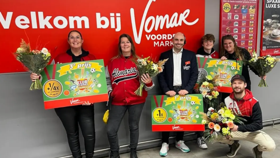 Vomar Voordeelmarkt verdubbelt voor het derde jaar op rij het sponsorbedrag van diverse clubs in Alkmaar en omgeving