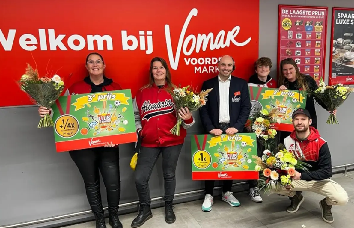 Vomar Voordeelmarkt verdubbelt voor het derde jaar op rij het sponsorbedrag van diverse clubs in Alkmaar en omgeving