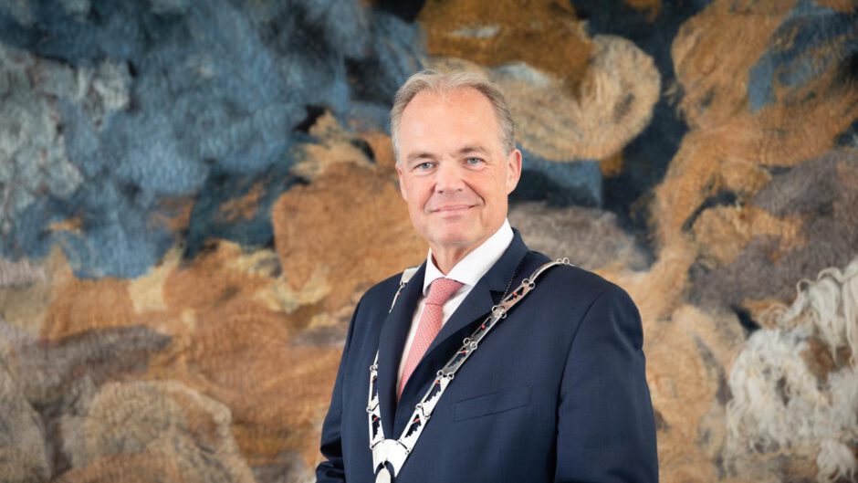 Gemeenteraad van Bergen stuurt burgemeester Lars Voskuil naar huis