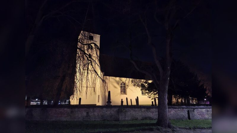 Witte Kerk in Heiloo kleurt oranje