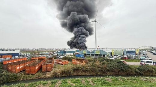 Grote brand bij autobedrijf in Heerhugowaard