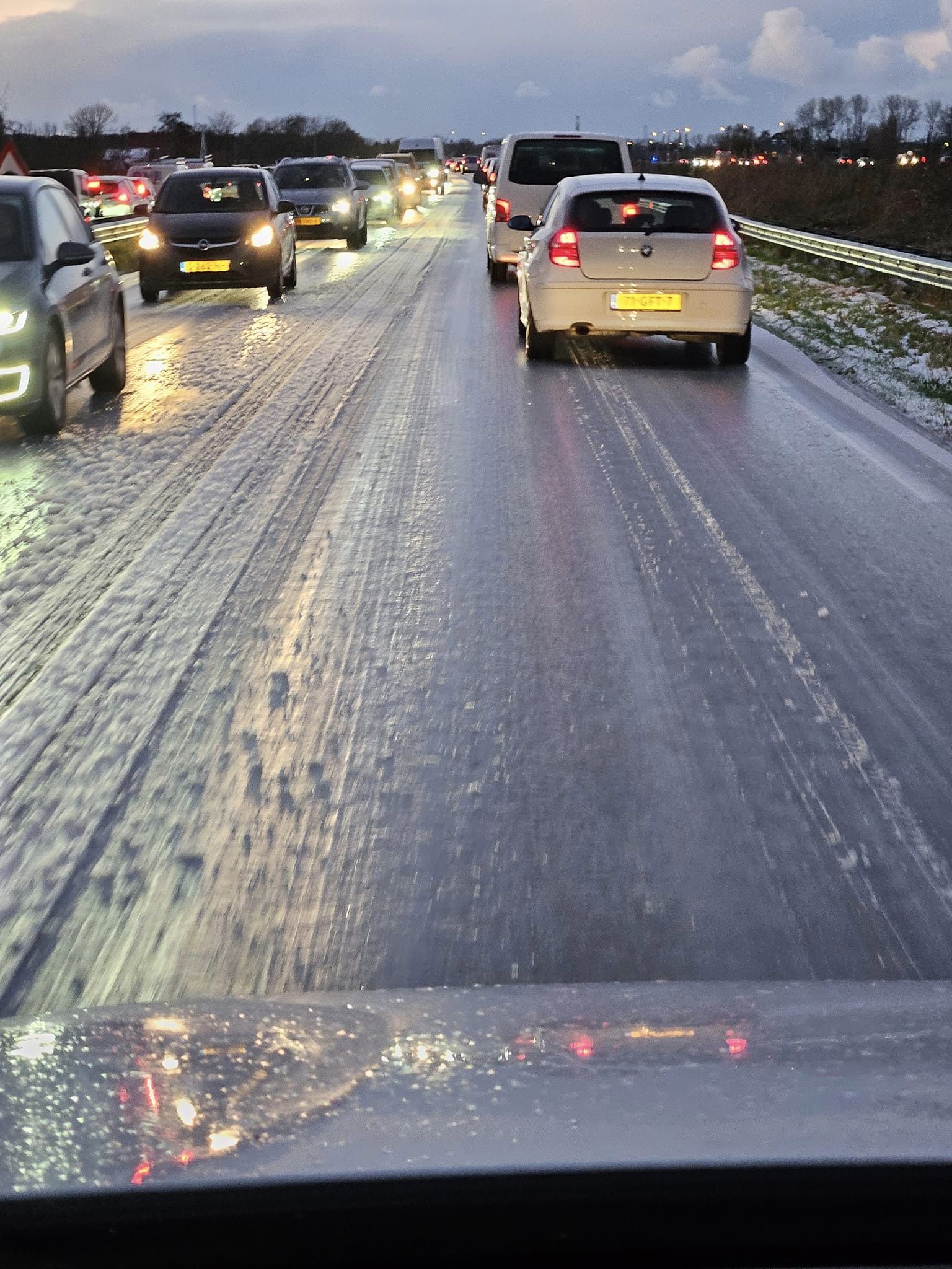 Verkeer op N9 uren vast door weersomstandigheden