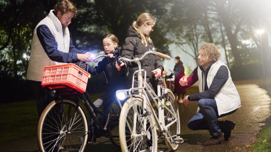 Gratis fietslampjes voor middelbare scholen om verkeersveiligheid te verhogen