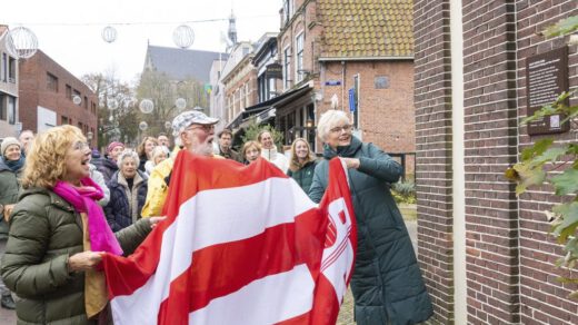 Bewoners hofje Paling en Van Foreest blij met nieuw gevelbord