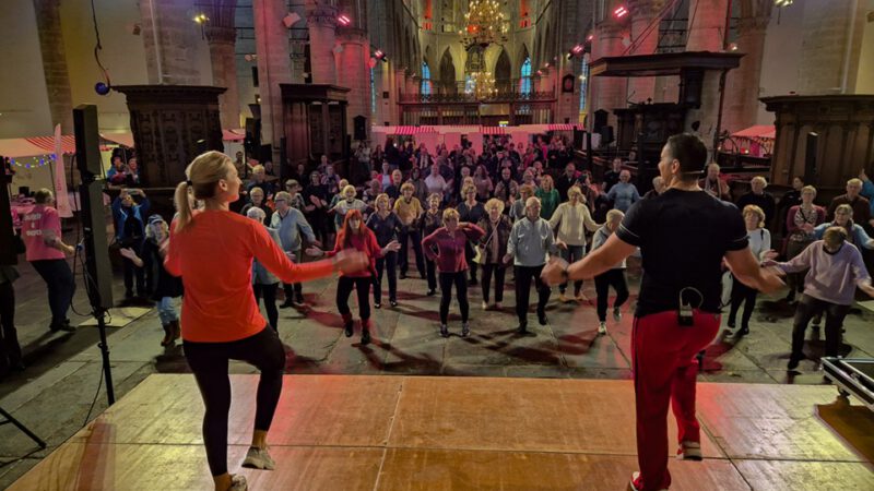 Vitaliteitsmarkt XXL in Grote Kerk ondanks slechte weer druk bezocht door senioren