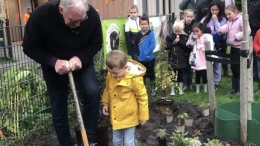 Wie helpt de leerlingen van de Windhoek de speeltuin op te fleuren?