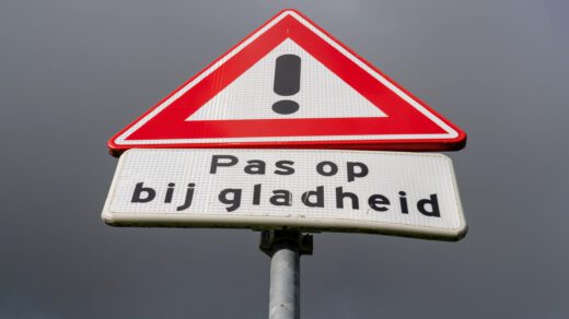 Plaatselijk gladheid door winterse buien, in het westelijk kustgebied bij buien soms zware windstoten