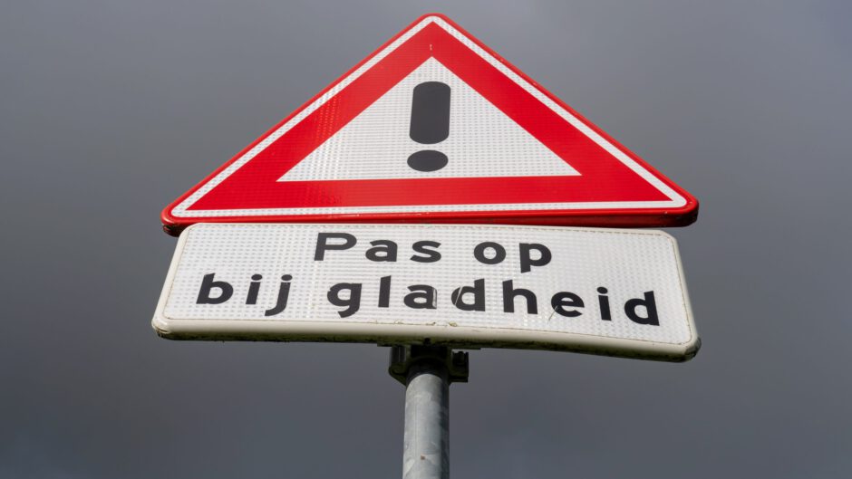 Plaatselijk gladheid door winterse buien, in het westelijk kustgebied bij buien soms zware windstoten