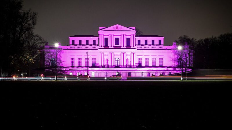 Paars verlicht Provinciehuis