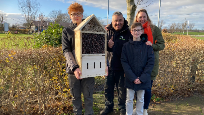 Insectenhotel van leerlingen Jan Arentz College krijgt bijzondere plek bij Golf & Padel Sluispolder