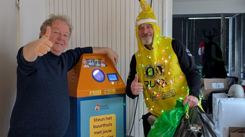 Paul Waye zamelt in kerstsferen statiegeld in voor Buurthuis Overdie in Alkmaar