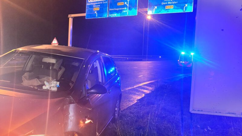 Automobilist vliegt uit de bocht en raakt vangrail vanwege flinke gladheid