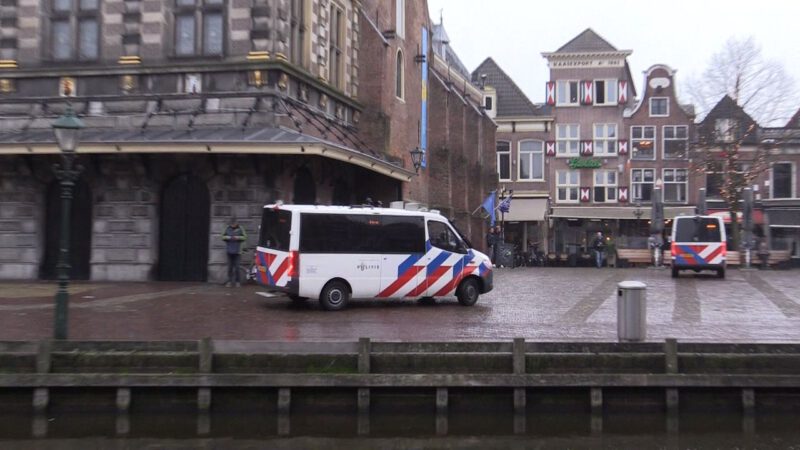 Politie rond Waagplein om problemen met supporters te voorkomen