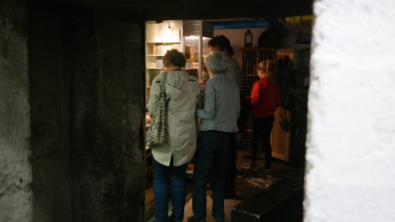 Expositie oude legervoertuigen bij voormalige Duitse bunker in Alkmaarder Hout