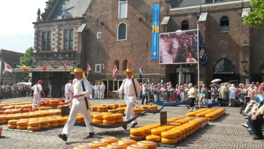 Op vrijdag 28 maart luidt de Kaasmarkt van Alkmaar, als eerste markt van het land, het Hollandse kaasmarktseizoen in