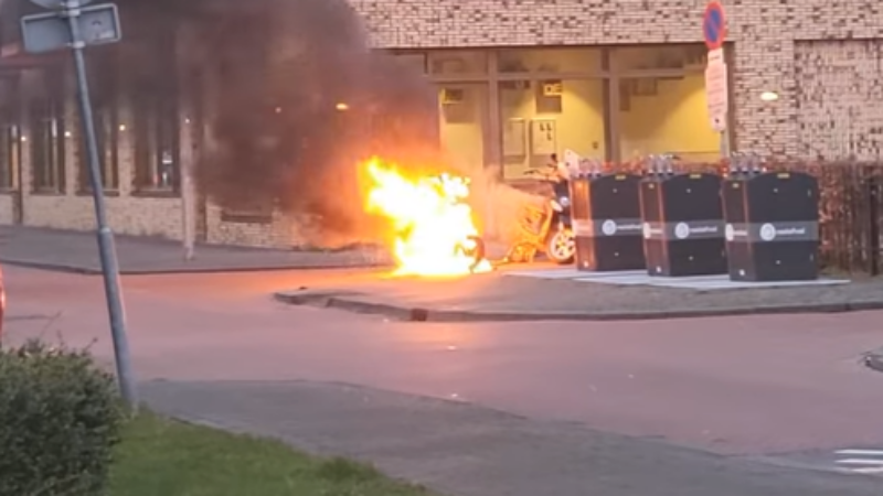 Twee scooters volledig verwoest door brand 