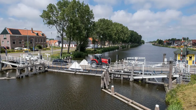 Stremmingen vlotbruggen in Kop van Noord-Holland