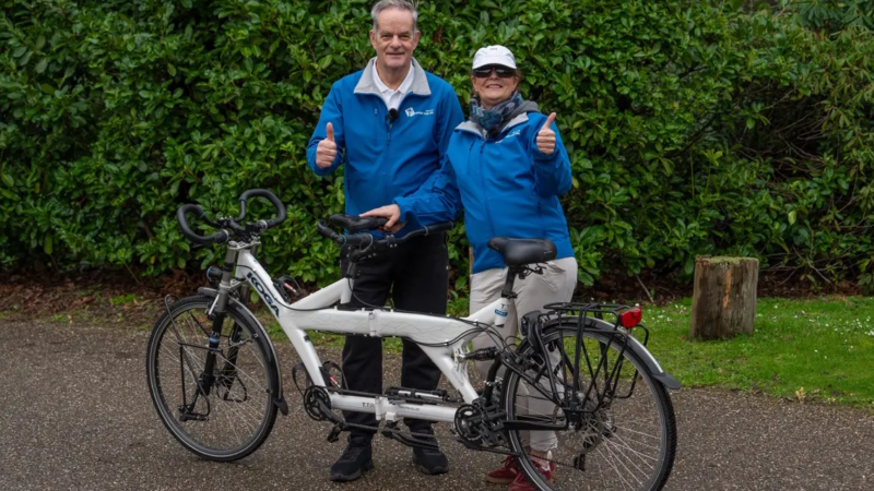 Alice is blind en gaat voor goede doel op tandem