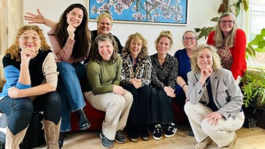 Negen zangeressen samen op het podium in de Rijp